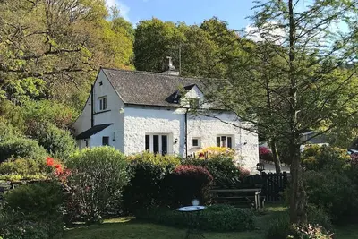 Image de Half Way House 17th Century Cottage by the River