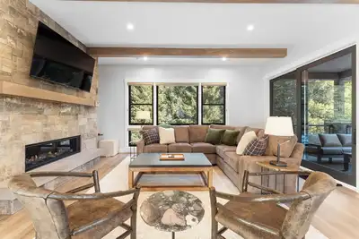 Image de Brand-new, luxury townhome in Keystone's newest development.