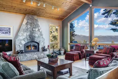 Image de Lakeview Hideaway – 3 Bdr for 8 in Incredible Location w/ Private Hot Tub!