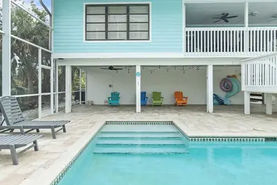 Image de Pet Friendly, Steps to the beach, 3 bedroom 2 bath with pool!
