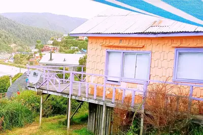 Image de Cabaña Maicolpue Rio Sur has a large terrace with beautiful ocean view.