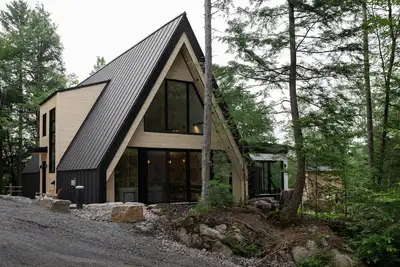 Image de Unique A-Frame Retreat: Unwind in Our Spa & Gym