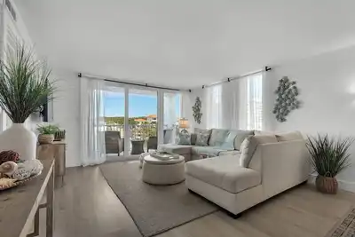 Image de 🌊Harbor & Pool Views~Walk 2 Beach~Pool~Tennis~Grills~2br Dolphin Point 401c