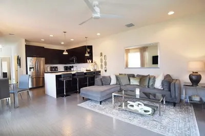 Image de Fantastic 3 bedroom/3 bath home, dip pool, clubhouse pool & gym, Disney 10 miles