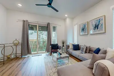 Image de Luxury townhome with open-concept living space & gas fireplace