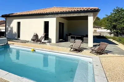 Image de Villa Dyane, maison climatisée avec terrasse et piscine.