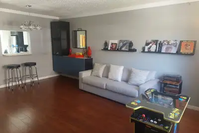 Image de Fun and Playful Themed townhome  with Arcade Machine!