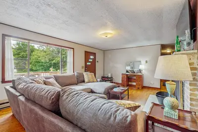 Image de Mid-century dog-friendly home with fire pit, fireplace, Wi-Fi, W\/D, entry ramp