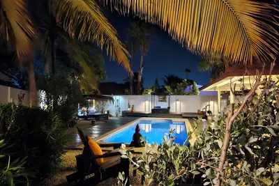 Image de Relaxing 2-bedroom house in enchanting villa park in Noord with private pool