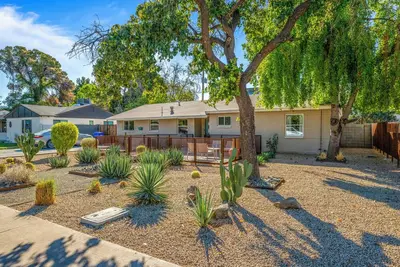 Image de Stylish  3-bedroom Phoenix Retreat with Modern Amenities & Central Location