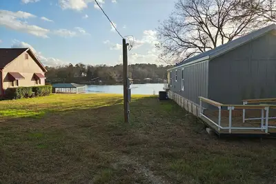 Image de Eventide Bantam Lakeside Cabin