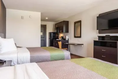 Image de 494b) Large room with 2 beds & Kitchenette!