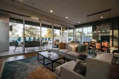 Image de One Of A Kind Spacious Luxury Old Town Loft!