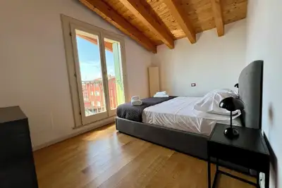 Image de Wonderful 100 sqm penthouse with exposed beams a stone's throw from Lake Garda