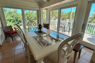Image de Gramma Dot's Marina House: An inviting 3br 2 Ba East End Pool Home
