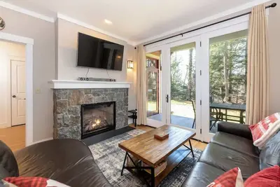 Image de Timbertown's Riverside Retreat
