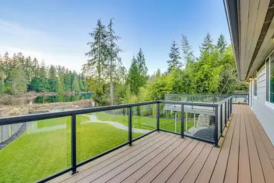 Image de Lakefront Gem: Balcony, Fire Pit & Yard in Everett