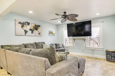 Image de < 3 Mi to Sunken Gardens: Chic Home w/ Fire Pit