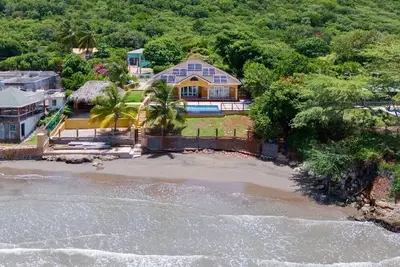 Image de Tranquil 3-bedroom villa on beachfront lot with Pool, Gazebo and Private Beach