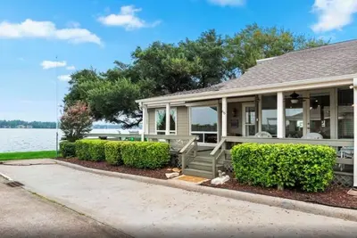 Image de Quaint, Cozy, Lakefront Haven w/ Lily Pad, Kayaks, Firepit, and Wrap Around Deck