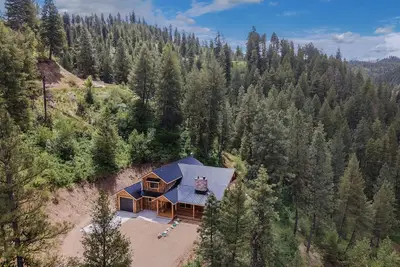 Image de Charming 3-bedroom Mountain Home in Garden Valley-The Potato Shed
