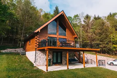 Image de Log Cabin on 95-acres with 2 private lakes