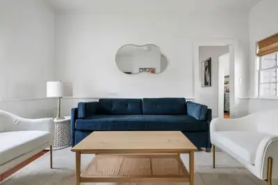Image de 3 Bedroom - Newly Renovated - Close to King Street