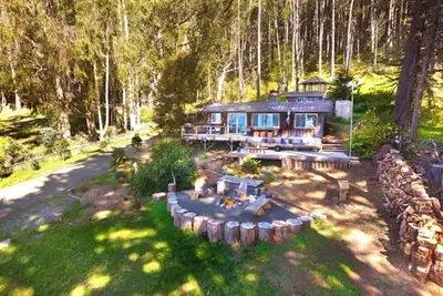 Image de Retreat to Rustic Luxe 'Fort Camp'