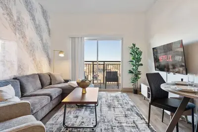Image de Cozy City Charm | Spacious, Parking, Balcony, Gym