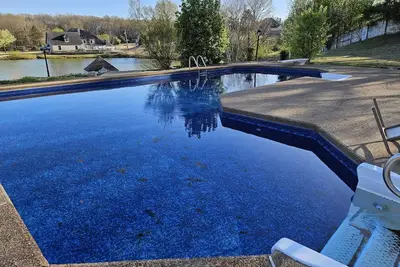 Image de Breathtaking 8 Br Retreat with Private Pool, Lake View, & Expansive Backyard.