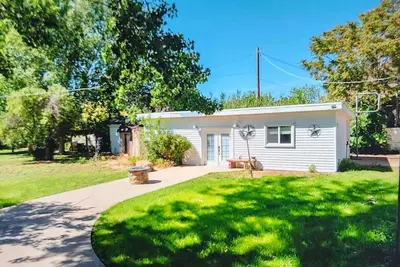 Image de Charming Casita-gym/sauna/firepit/backyard games/walk to: hikes, museums, shops