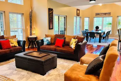 Image de Charming Home in the Poconos\n 4-bedroom house with WiFi and Ac in Pocono Pines