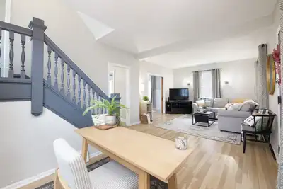 Image de Walk to Highland Square, Hot Tub, Sleeps 8!
