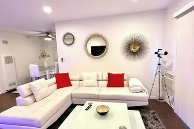 Image de Chic apartment in the Heart of Beverly Hills 90210. Extremely walkable.