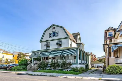 Image de Large Home Beach Block and Located Near Shops and Restaurants