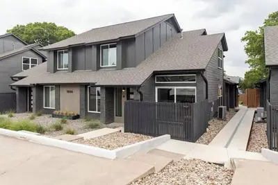 Image de Cozy 2-bedroom townhome in cool Austin with WiFi, Ac