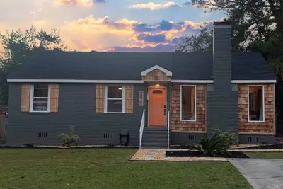 Image de Cozy Savannah Cottage: Modern Comforts, Rustic Charm & Backyard Oasis