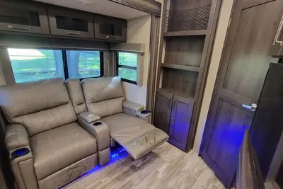 Image de Cozy 2-bedroom Rv with WiFi, Ac in awesome Pensacola.