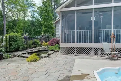 3-bedroom house in Saratoga Minutes to track with pool, hottub, pool table