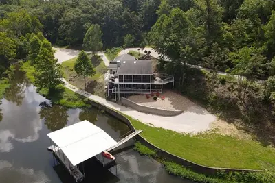 Image de Newly Updated in a Private Cove, with Firepit, Flat Lawn, Dock, Boat Slip & Kayaks in Osage Beach