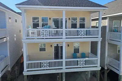 Image de Coastal Comfort: 4-bedroom house with pool and sound access, 3 min walk to beach