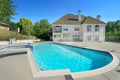 Image de The Hillside Sanctuary • Pool: 6 bedrooms, with fitness area, and wide backyard