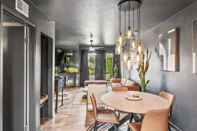 Image de 2br Townhome w/ Pool + Bbq | Walk to Old Town