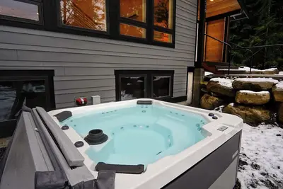 Image de Solara ~ Where Luxury Meets the Slopes: Brand New View Home