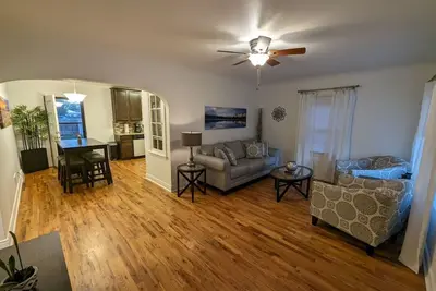 Image de Comfortable 2 Bedroom 1 Bath Bungalow Near Downtown. Pet Friendly!