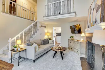 Image de 8 Mi to Dtwn Overland Park: Townhome w/ Yard!