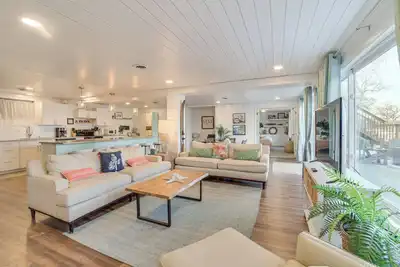 Image de Modern Apt on Detroit Lake w/ Dock Access!
