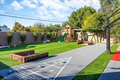 Image de Epic Family Home~Sport Court~Pool~Slide~Putt Putt