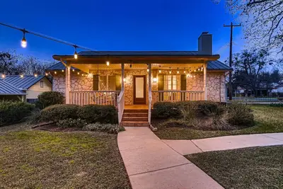 Image de The Cornerstone Cottage - steps from the Square!