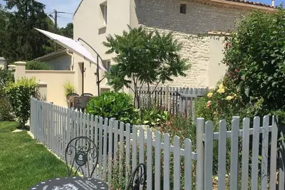 Image de Cottage en pierre au cœur de la campagne charentaise